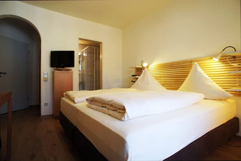 Junior Double Room | In-room safe, desk, laptop workspace, blackout drapes