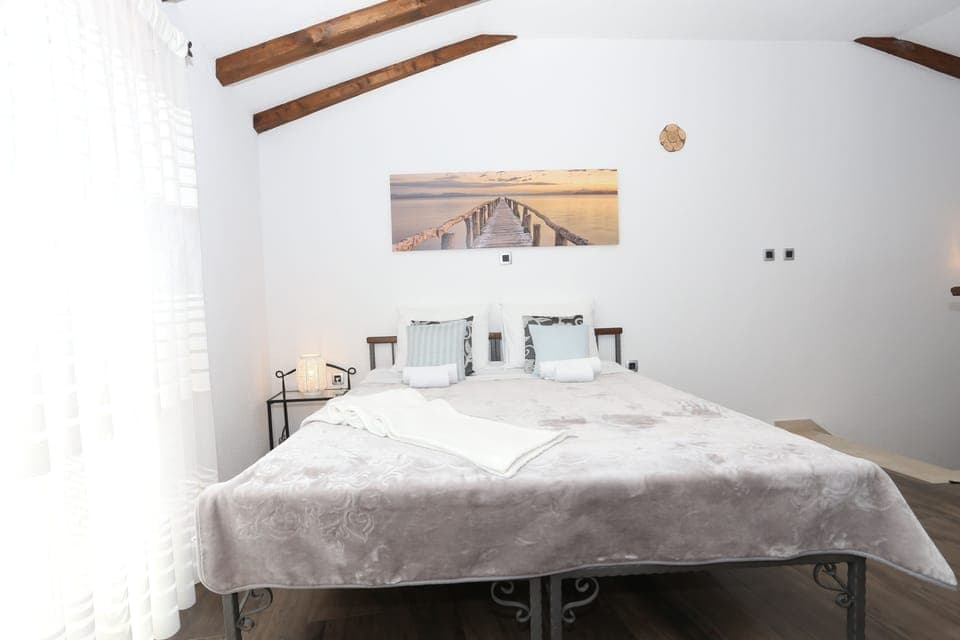 In-room safe, desk, free WiFi, bed sheets