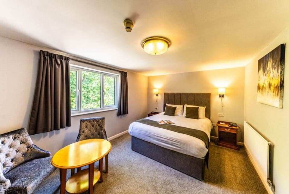 Deluxe Room, 1 King Bed, Garden View | Desk, laptop workspace, iron/ironing board, free WiFi