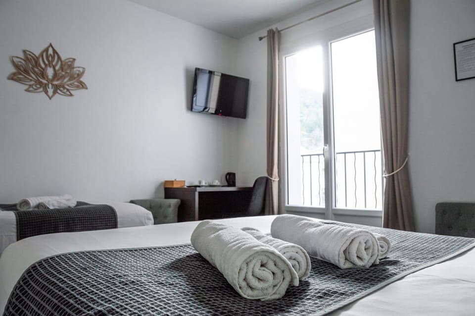 Triple Room | Desk, soundproofing, iron/ironing board, free cribs/infant beds