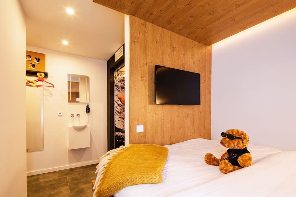 BUNK ROOM + | Hypo-allergenic bedding, in-room safe, iron/ironing board, free WiFi