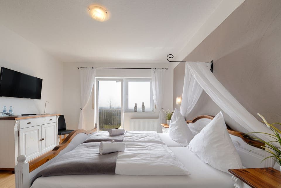 Honeymoon Suite | In-room safe, iron/ironing board, cribs/infant beds, rollaway beds