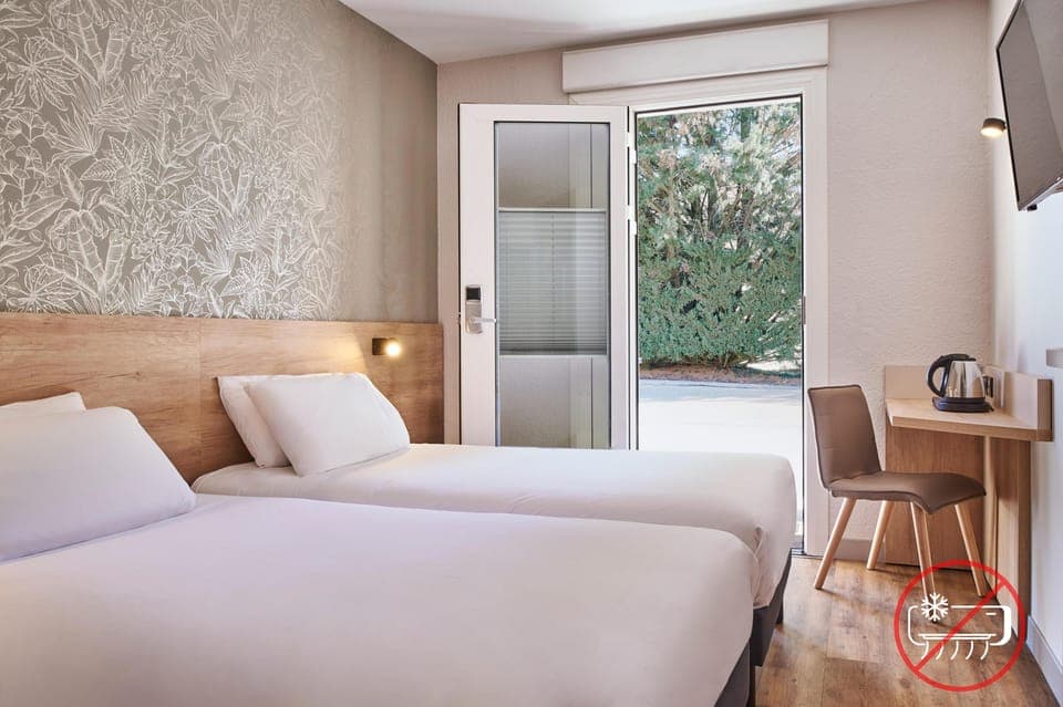 Laptop workspace, soundproofing, free cribs/infant beds, free WiFi