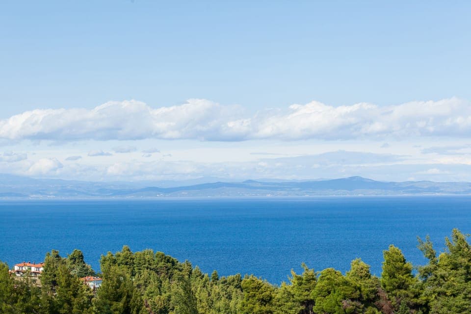 Beach nearby, free beach shuttle, sun loungers, beach umbrellas