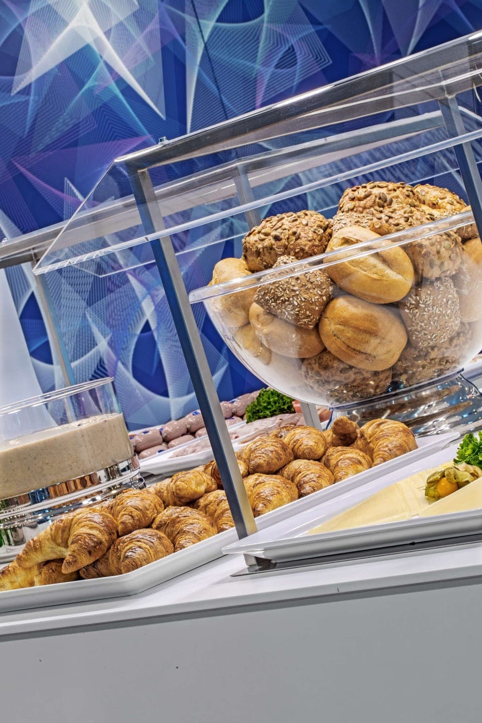 Daily buffet breakfast (EUR 15.90 per person)