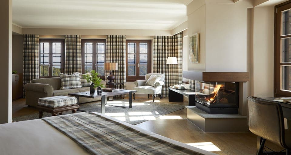 Desk, soundproofing, free WiFi, bed sheets