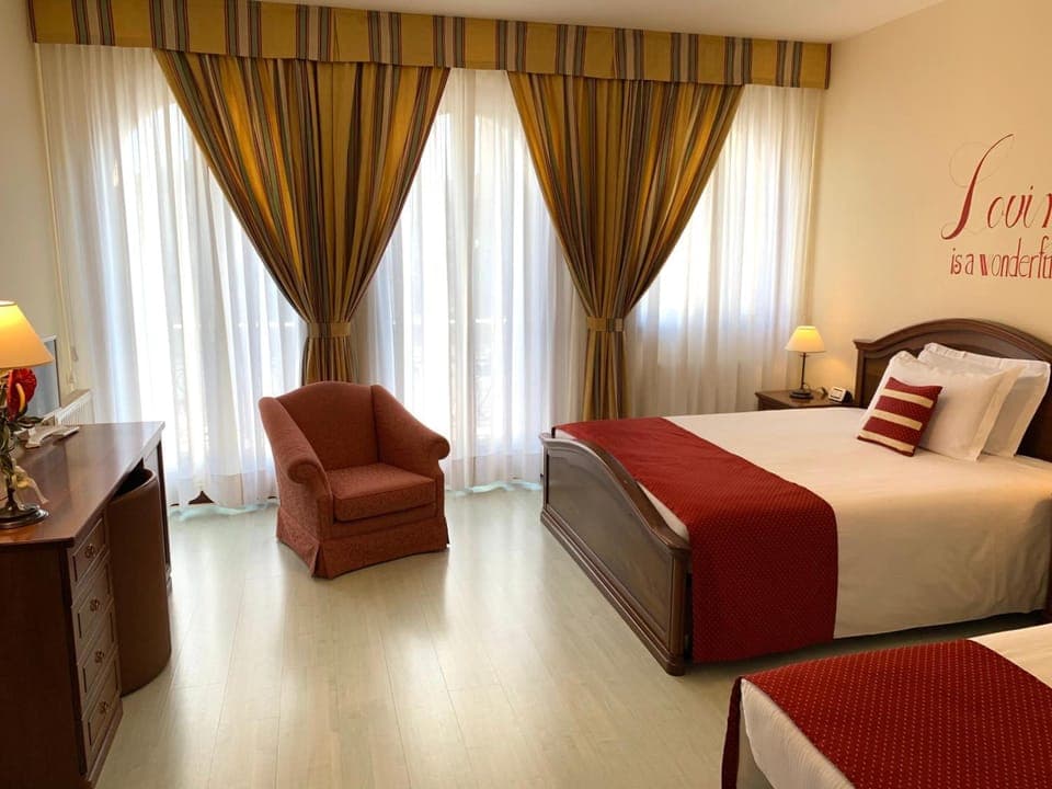 Premium bedding, desk, soundproofing, free WiFi