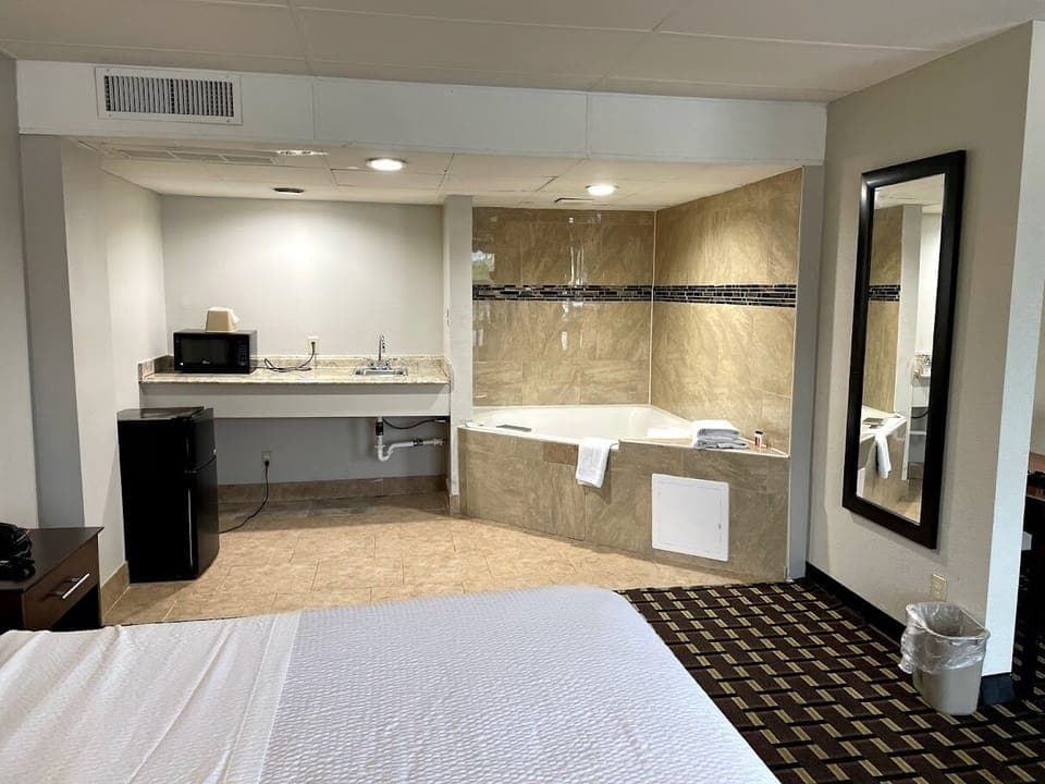 Studio Suite, 1 King Bed, Non Smoking | Desk, iron/ironing board, rollaway beds, free WiFi