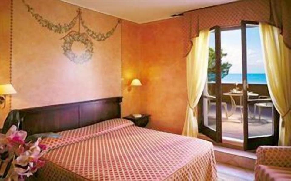 In-room safe, desk, free WiFi, bed sheets