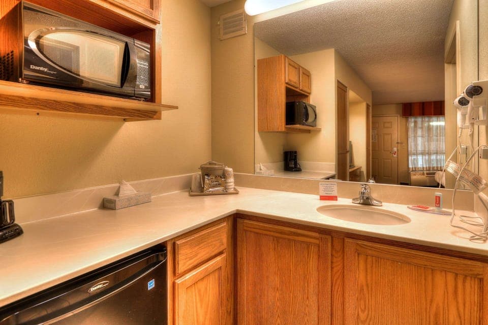 Premium bedding, desk, iron/ironing board, free WiFi