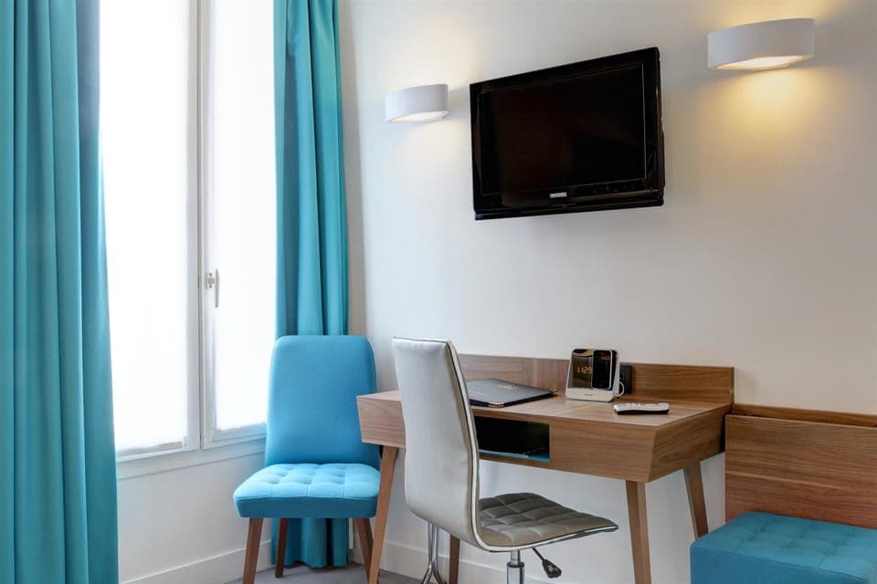 Classic Room, 1 Queen Bed, Non Smoking | Premium bedding, minibar, in-room safe, desk