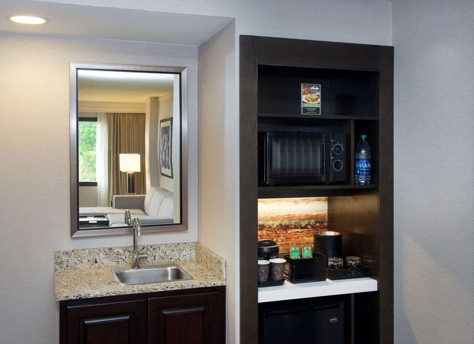 Room, 1 King Bed, Non Smoking | Living area | 40-inch flat-screen TV with cable channels, TV, pay movies