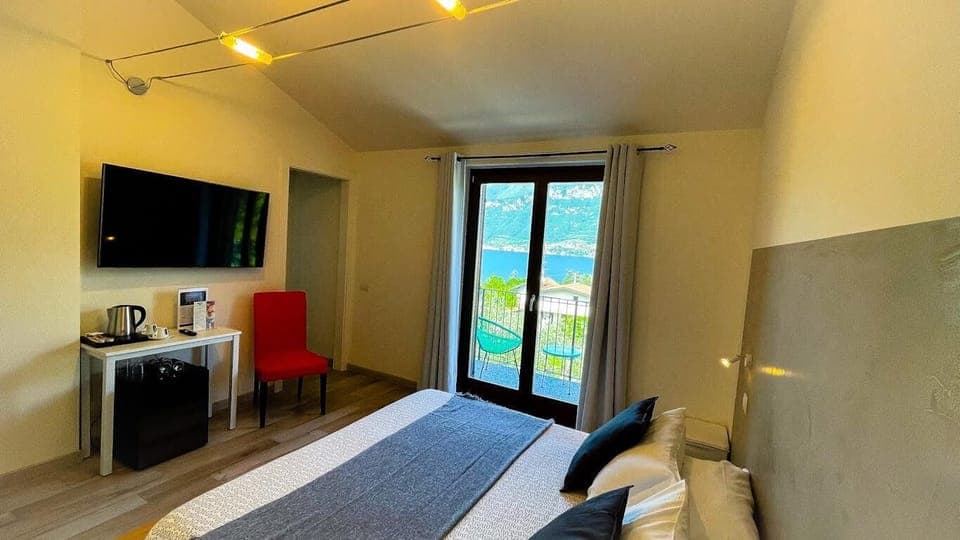 Suite, Lake View | Minibar, in-room safe, desk, soundproofing