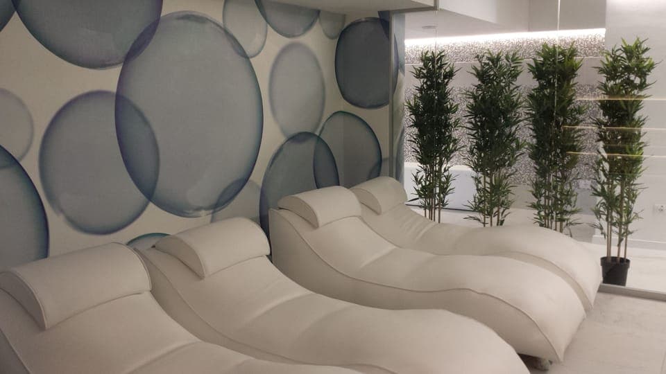 Sauna, hot tub, steam room