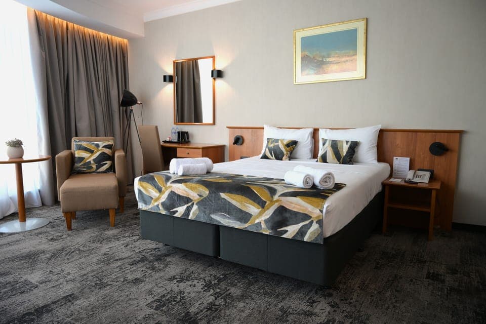 Standard Double Room | Minibar, in-room safe, desk, soundproofing