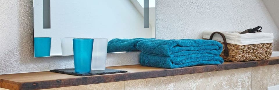 Deluxe Double Room, Non Smoking | Bathroom | Shower, free toiletries, hair dryer, towels