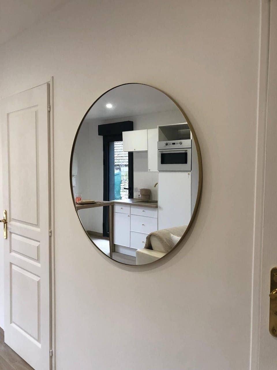 Comfort Quadruple Room (Duplex minimaliste) | Living area | Flat-screen TV