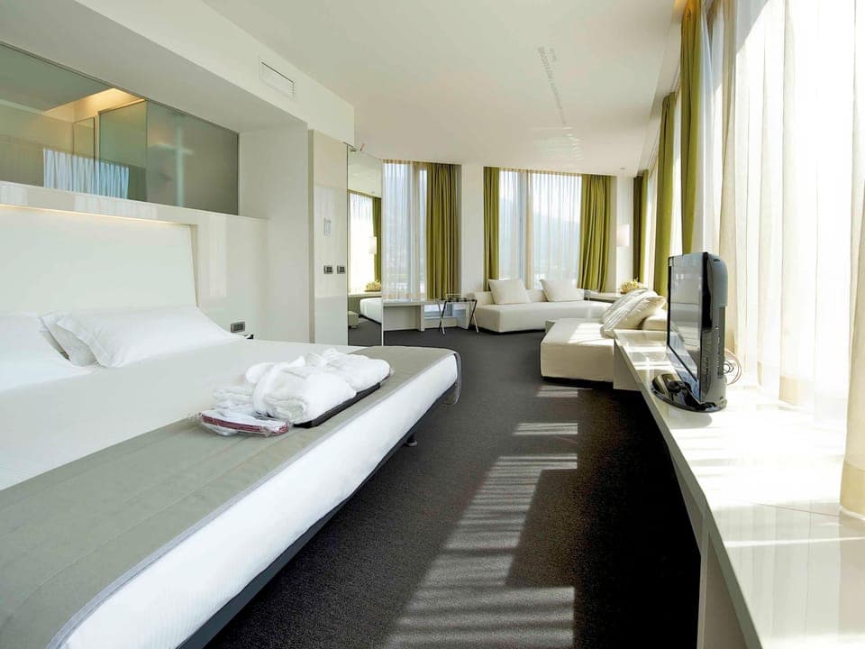 Superior Room, 1 King Bed | Down comforters, minibar, in-room safe, desk