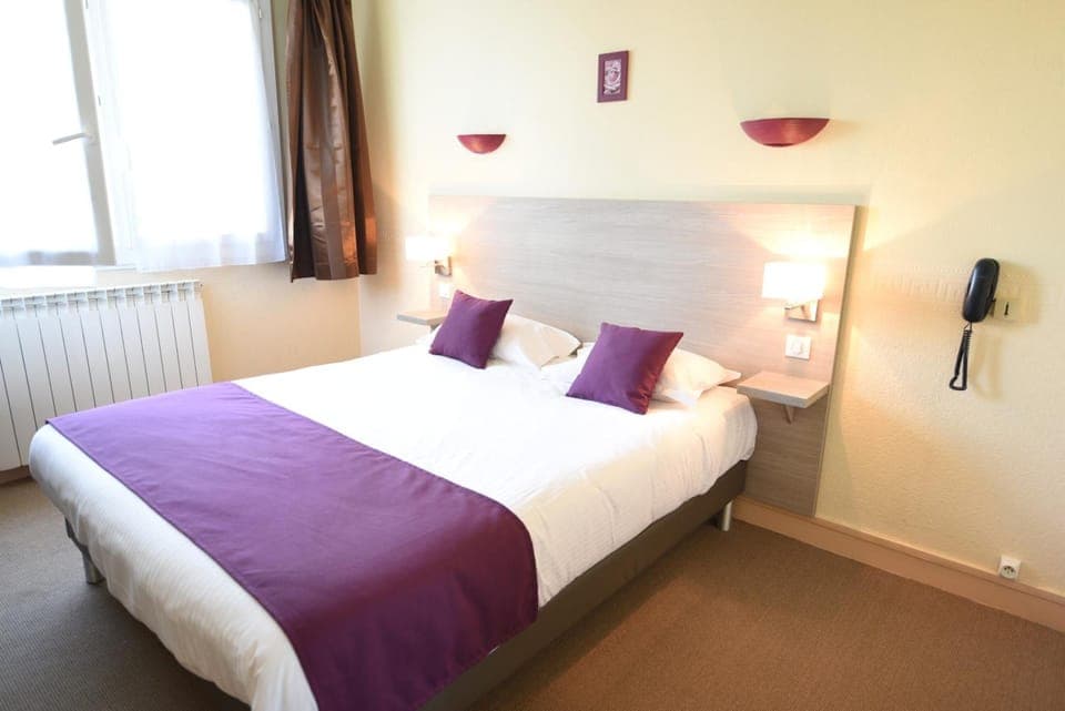 Desk, soundproofing, iron/ironing board, free WiFi