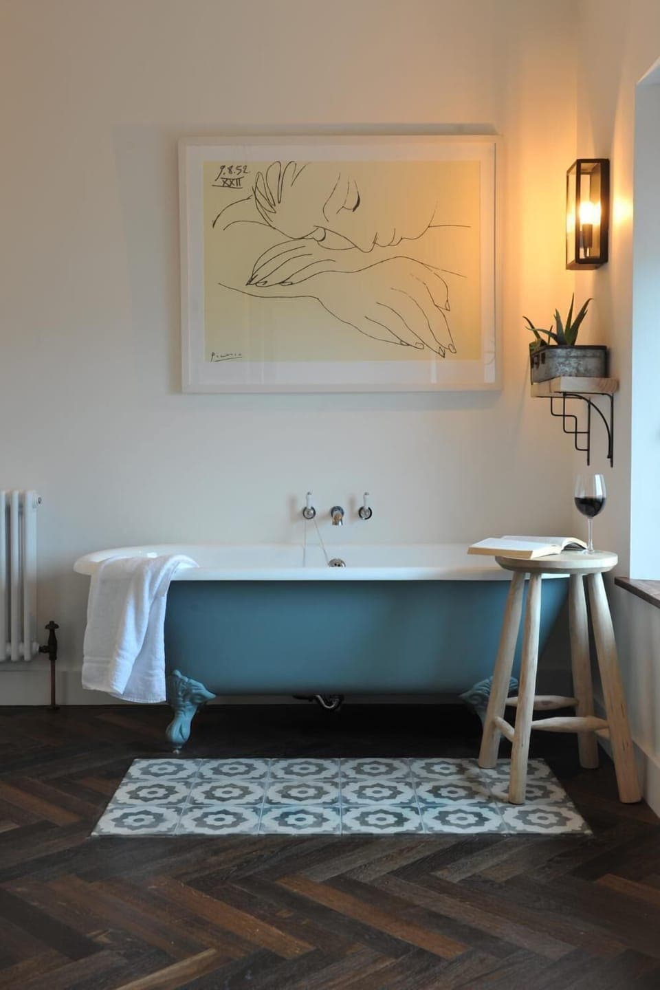 Combined shower/tub, free toiletries, towels