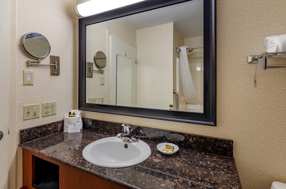 Standard Room, 1 King Bed, Non Smoking, Balcony | Bathroom | Free toiletries, hair dryer, towels