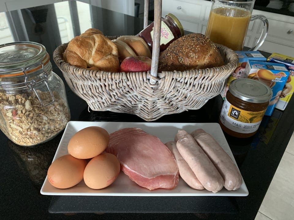 Daily continental breakfast (GBP 10 per person)