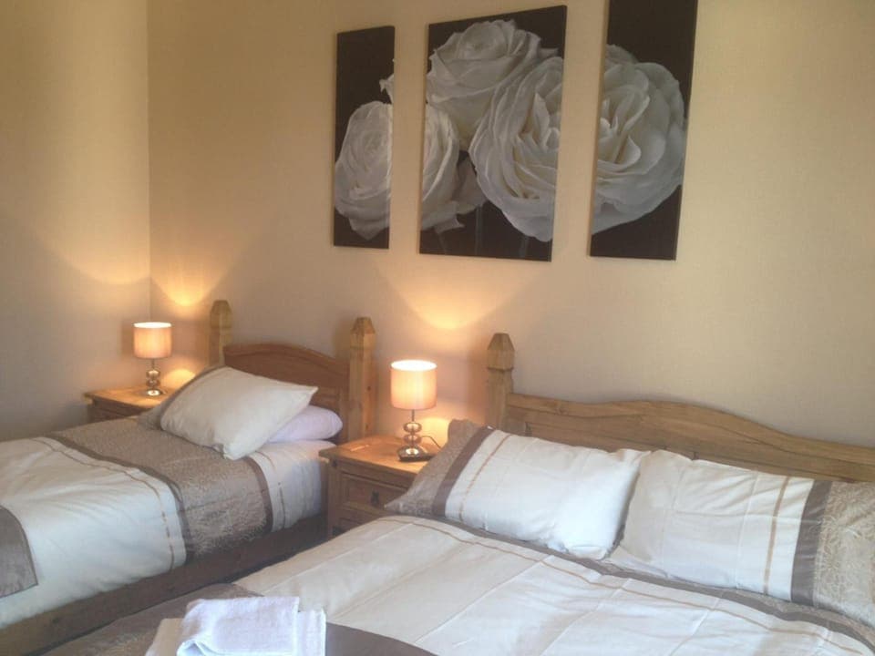 Triple Room, Shared Bathroom | Bed sheets