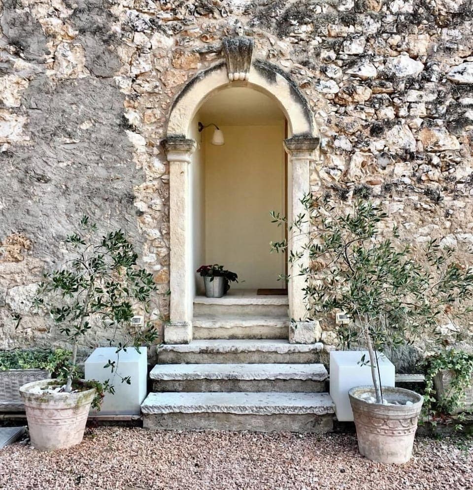 Deluxe Apartment | Down comforters, iron/ironing board, free WiFi, bed sheets