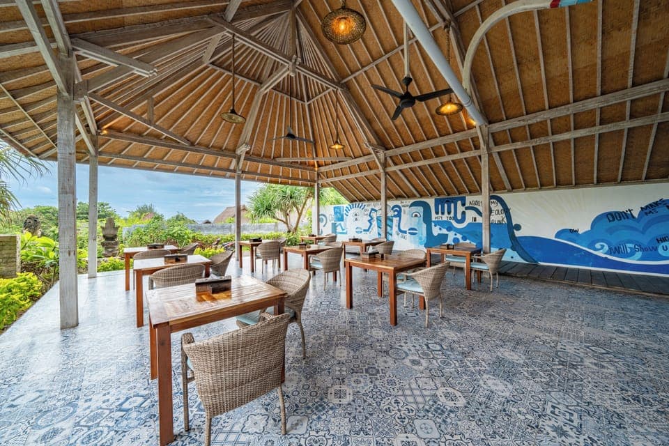 Breakfast, lunch, dinner served; local and international cuisine 