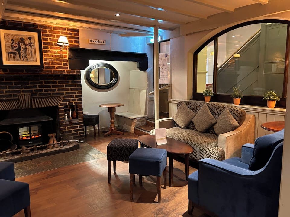 Serves lunch and dinner