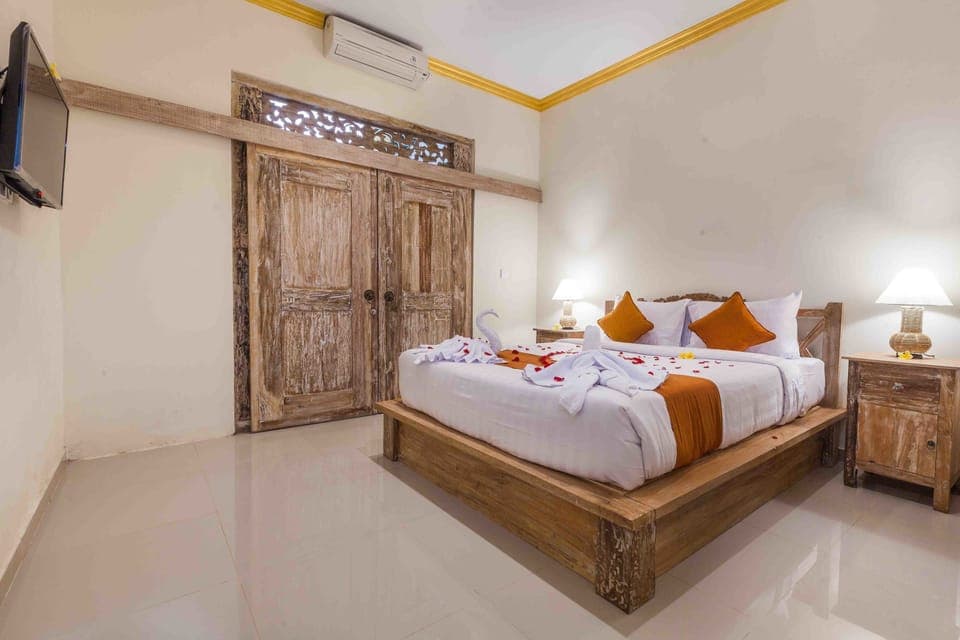 Ubud Room Pool Access | Desk, soundproofing, free WiFi, bed sheets