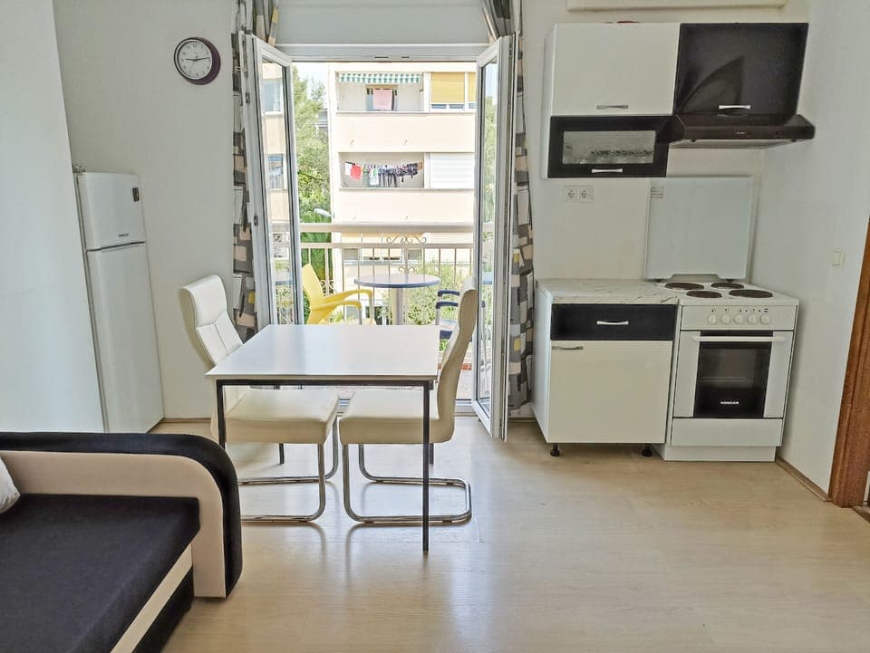 Apartment with Balcony | Private kitchen | Freezer