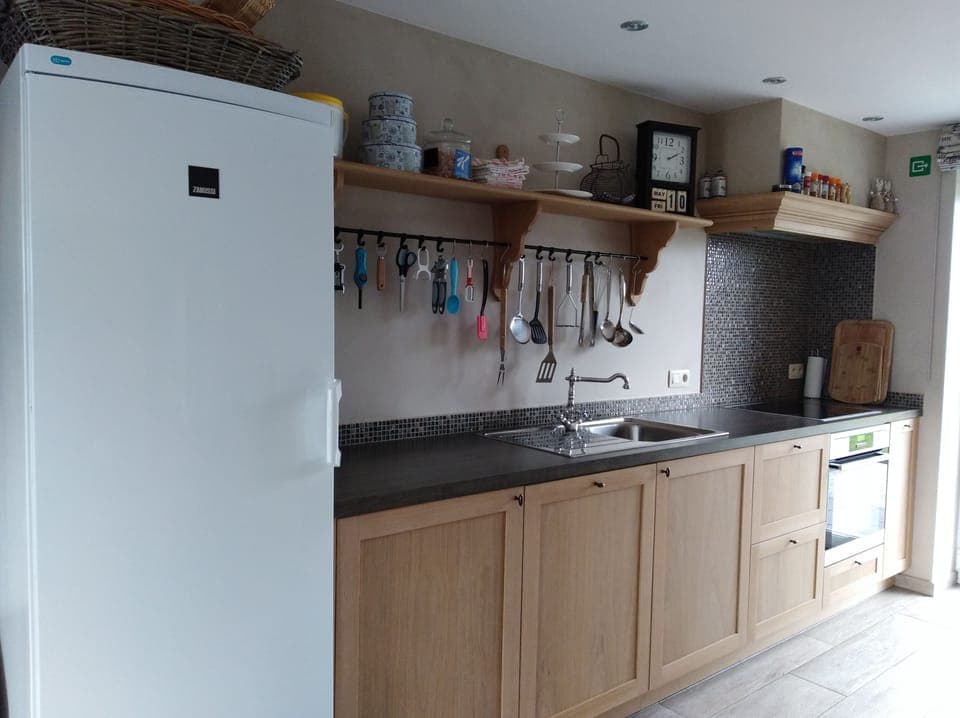 Full-size fridge, microwave, oven, stovetop