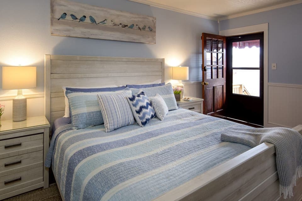 Rendezvous Suite/Jetted Tub for One | Premium bedding, pillowtop beds, free minibar, in-room safe