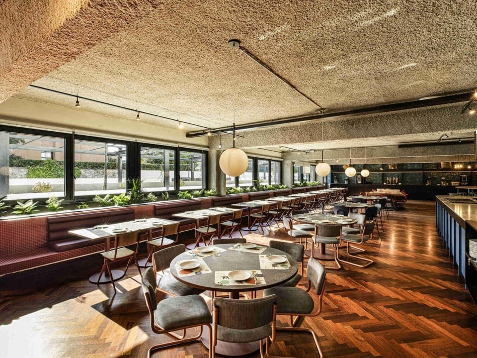 Lunch and dinner served, international cuisine