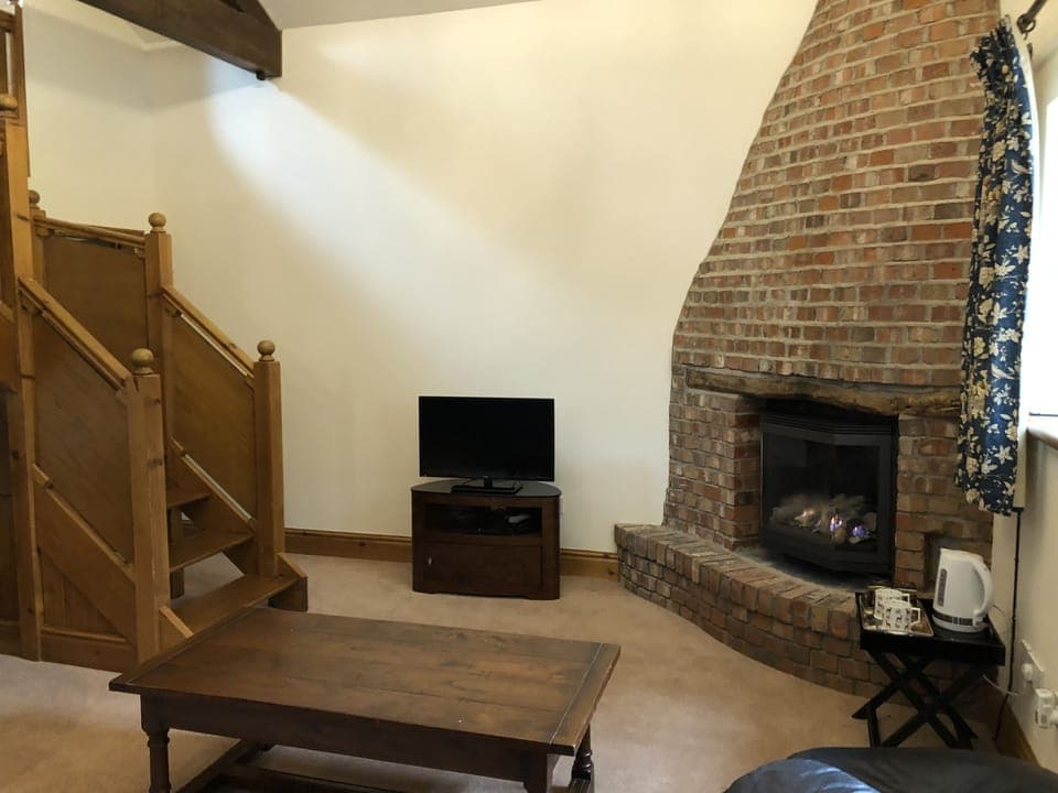 Deluxe Suite, 1 Double Bed, Jetted Tub | Living area | Flat-screen TV