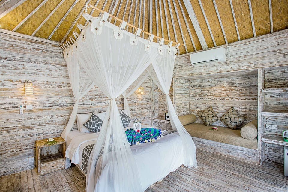 Deluxe Cottage | Minibar, in-room safe, desk, soundproofing