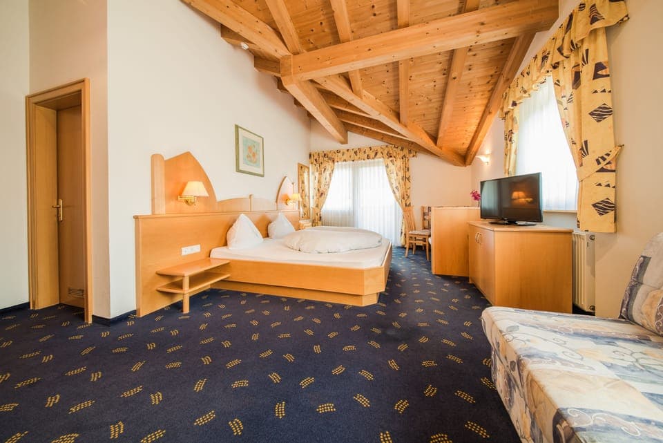 Deluxe Double Room | Premium bedding, down comforters, in-room safe, desk