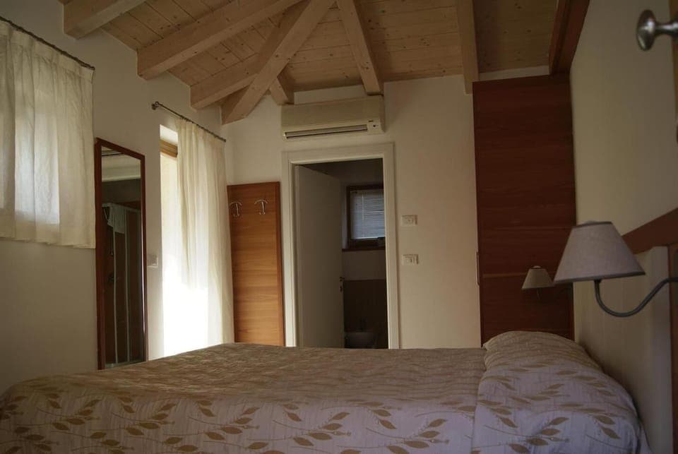 Desk, soundproofing, free WiFi, wheelchair access