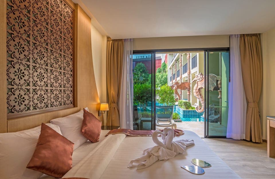 Pool Access Fantasy | Minibar, in-room safe, free WiFi, bed sheets