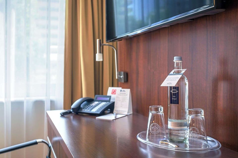 Executive Room, 1 King Bed | Hypo-allergenic bedding, desk, laptop workspace, blackout drapes