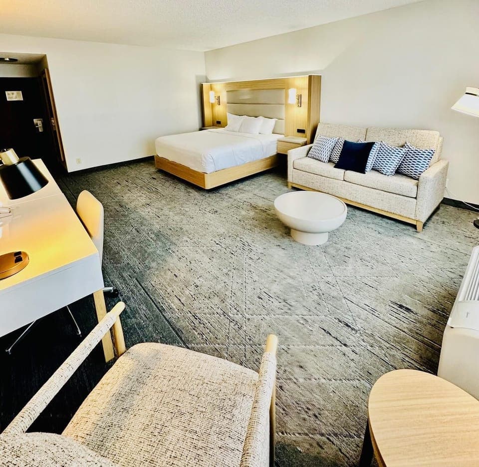 Premium Room, 1 King Bed | Pillowtop beds, desk, blackout drapes, iron/ironing board