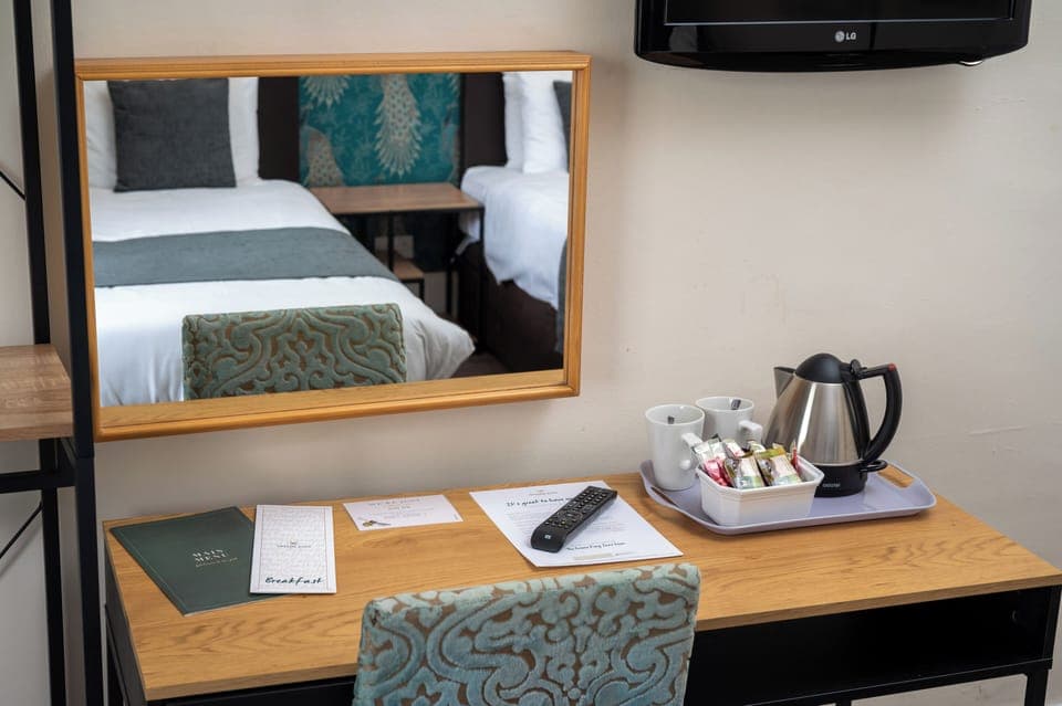 Twin Room | Iron/ironing board, free WiFi