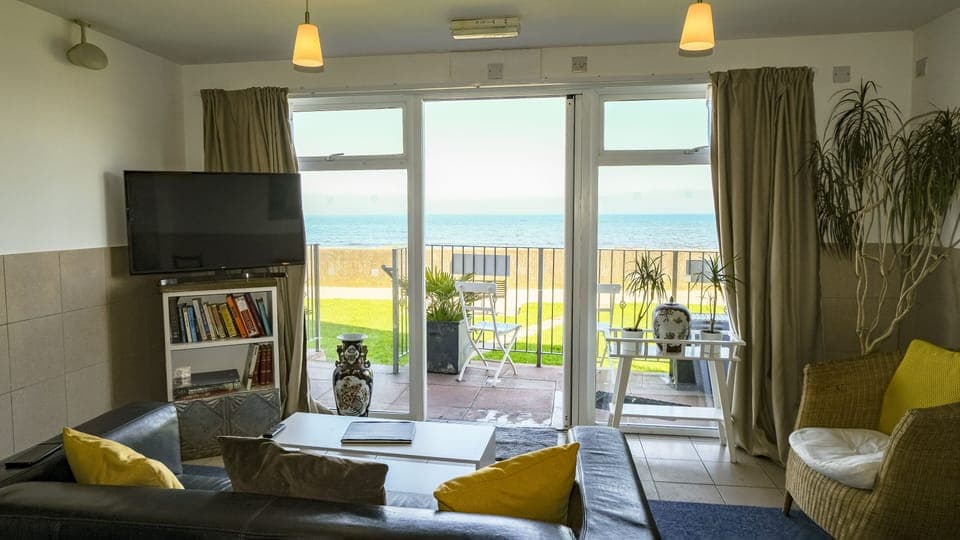 Deluxe Double Room | Living area | 45-cm flat-screen TV with satellite channels, TV