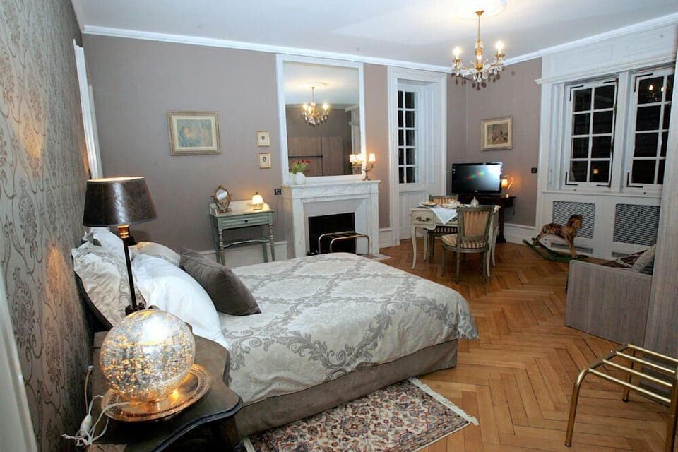 City Suite (Suite Eberhardine) | Free minibar, desk, blackout drapes, iron/ironing board