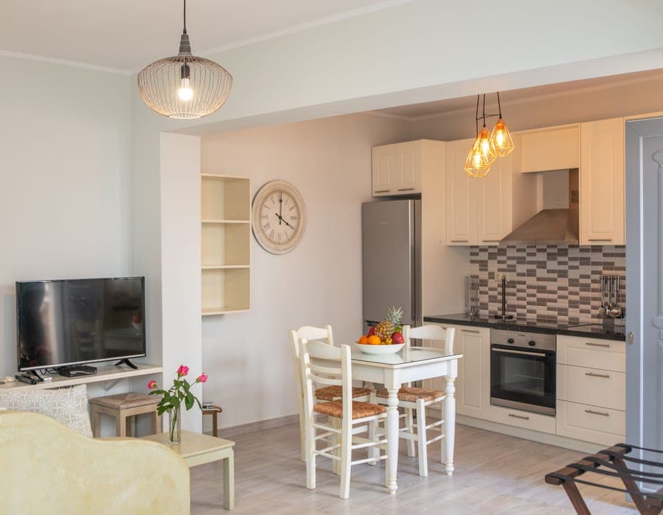 Apartment, Ground Floor (II) | Private kitchen | Fridge, microwave, stovetop, coffee/tea maker