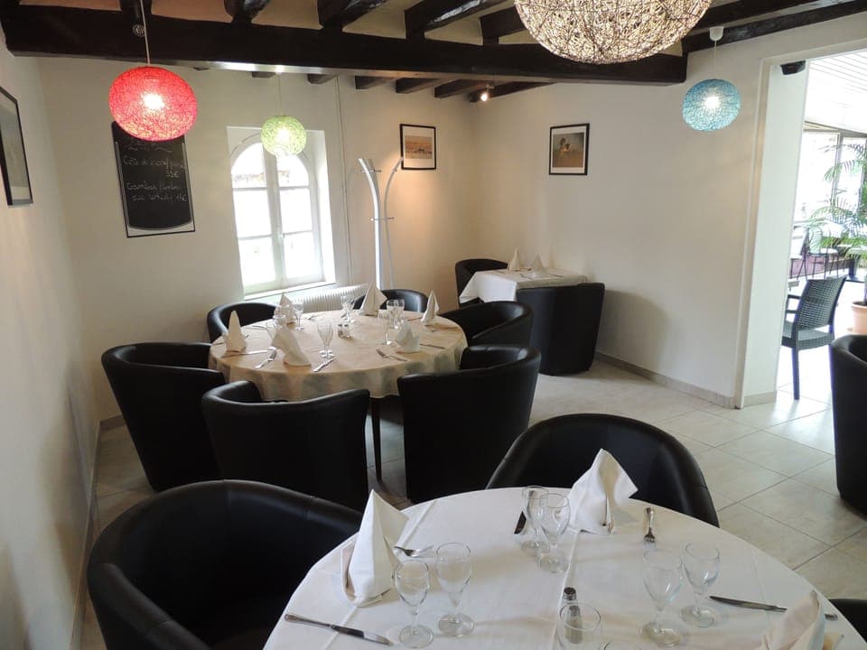 Breakfast, lunch, dinner served; French cuisine 