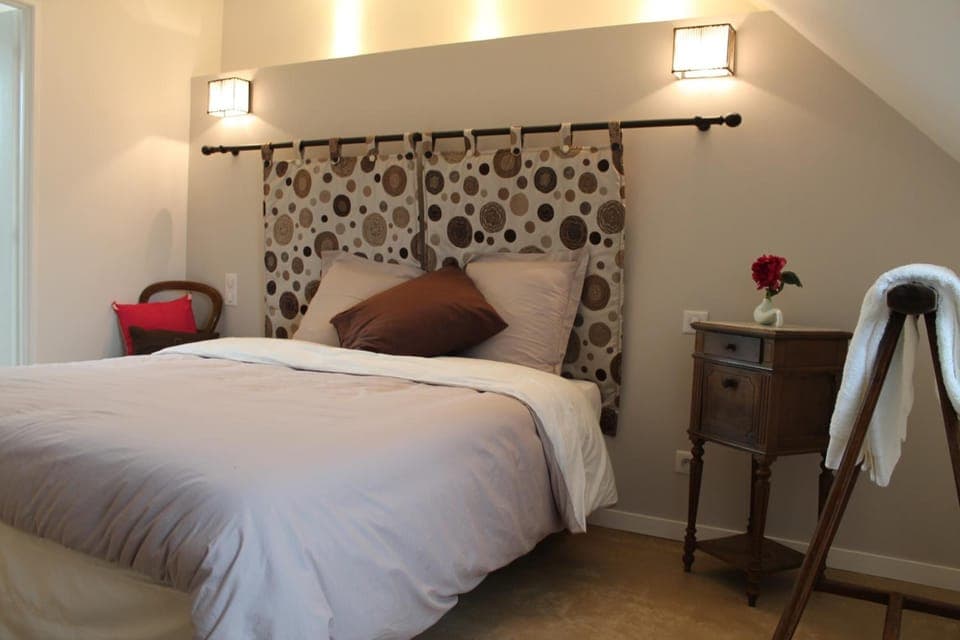 3 bedrooms, individually decorated, individually furnished, desk