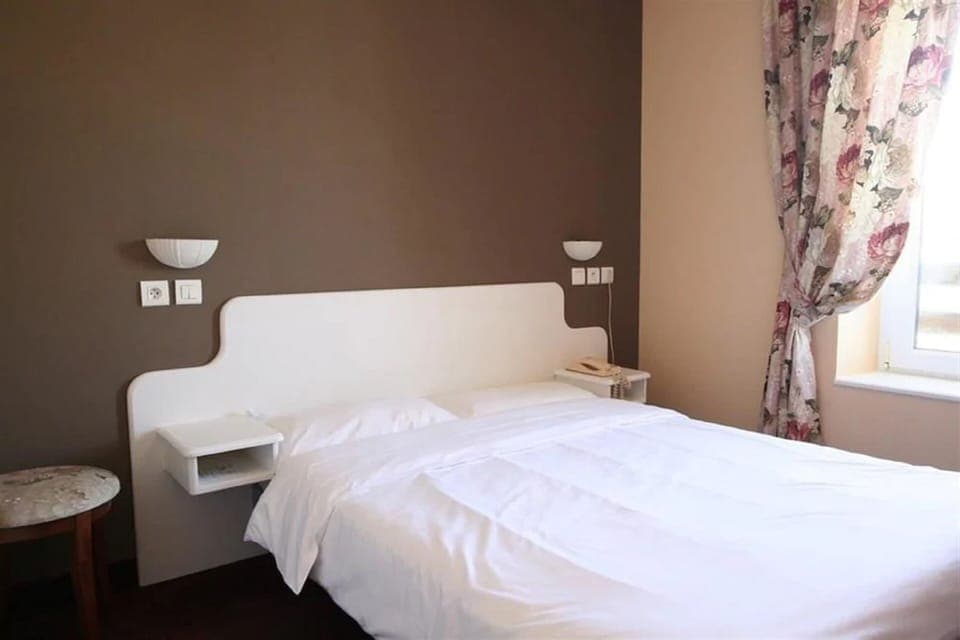 Basic Triple Room | Individually decorated, individually furnished, blackout drapes