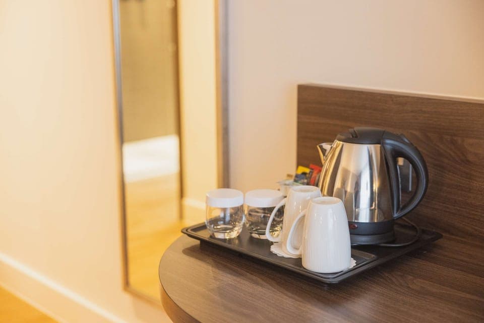 Family Room, 1 Queen Bed | Premium bedding, in-room safe, desk, blackout drapes